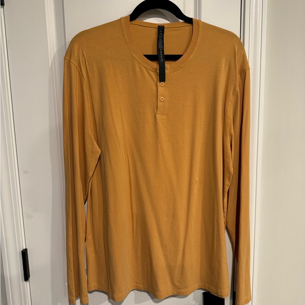 Men’s XL Lululemon Long Sleeve Shirt.